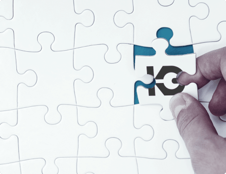 Ein Puzzel mit einer Hand die das fehlende Puzzelstück in der Genehmigung einsetzt